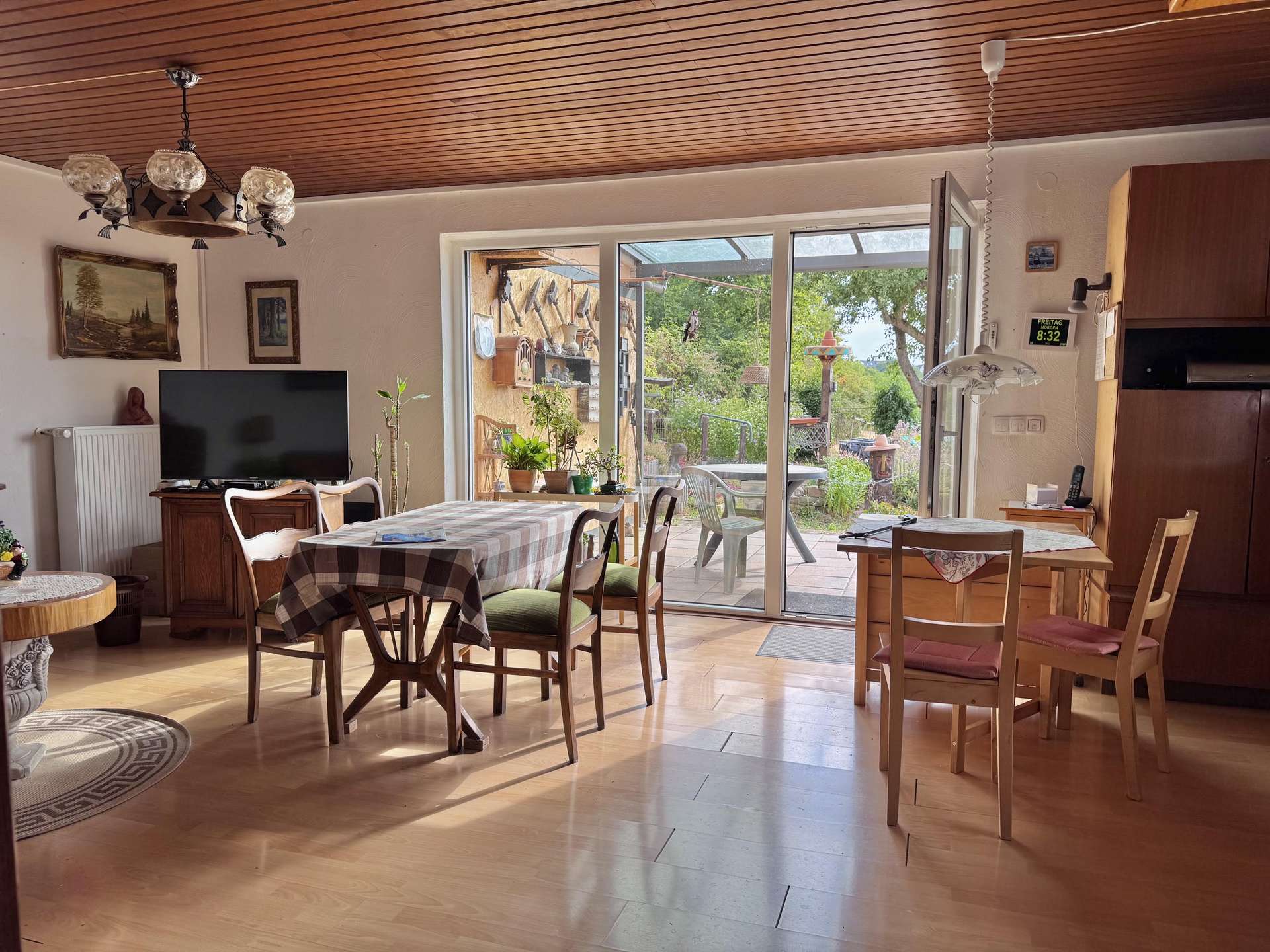 PROVISIONSFREI: Bungalow, Doppelgarage, Nebengeb&auml;ude, herrlicher Fernblick